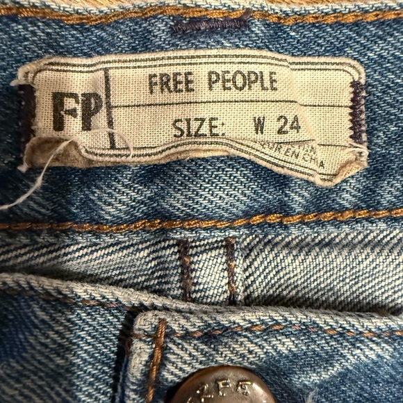Women’s Free People Straight Leg Blue Jeans with Raw Hem - Picture 5 of 14
